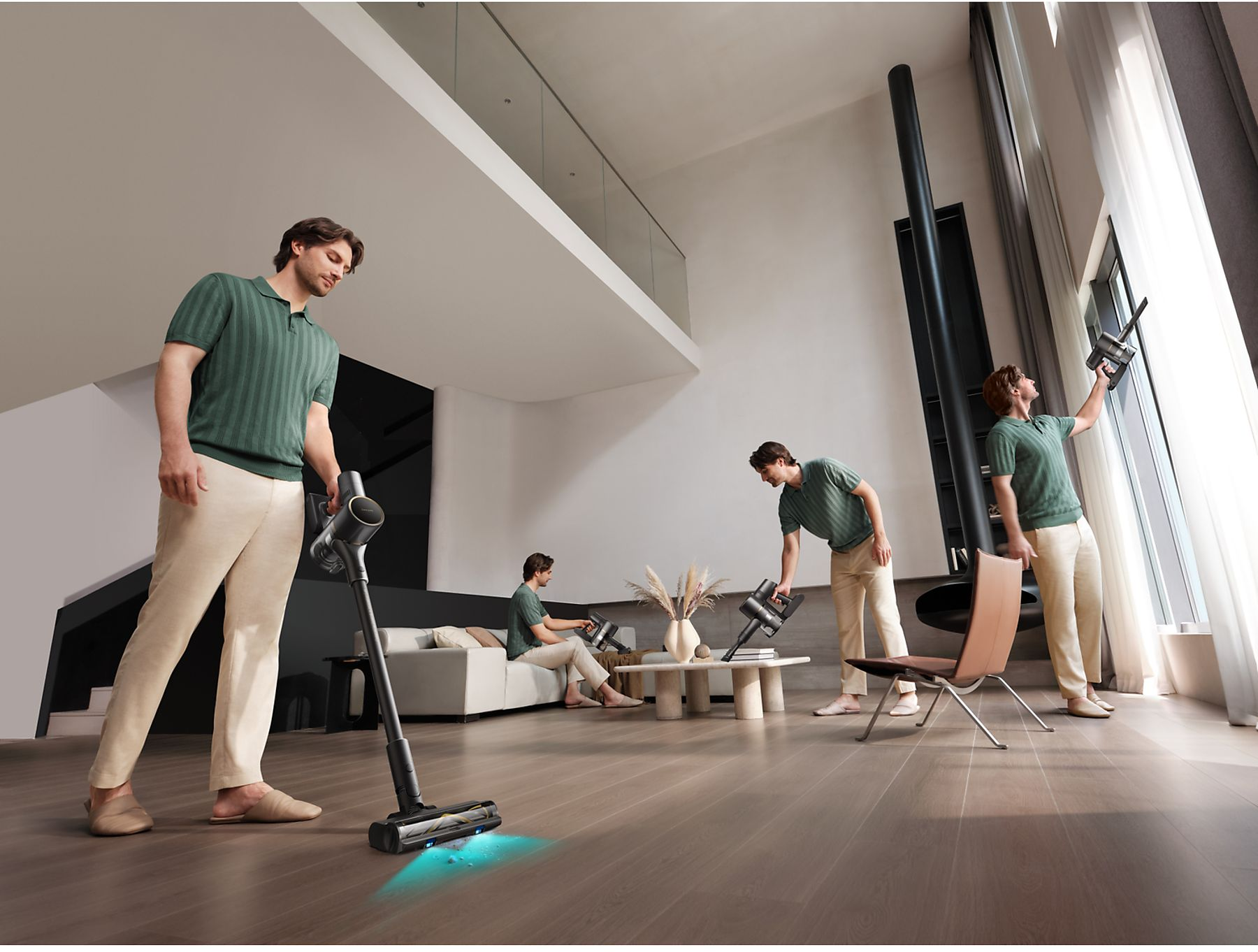 Quattro immagini mostrano un uomo con un aspirapolvere. Sta aspirando il pavimento, i mobili e il telaio della finestra in una casa moderna.