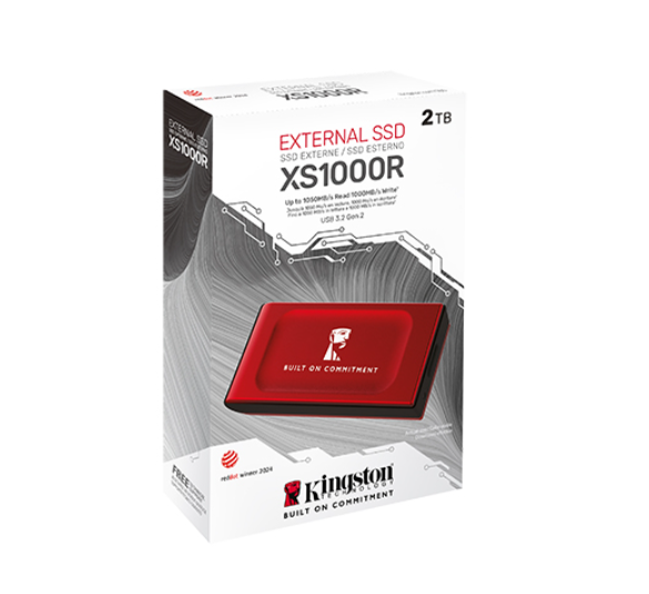 Kırmızı bir harici SSD XS1000R, 2TB, beyaz kutusunda sergileniyor. Kutuda Kingston logosu ve USB 3.2 Gen 2 ibaresi yer alıyor.
