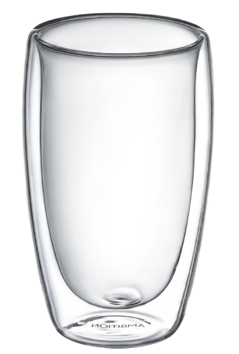 Przezroczyste, podwójne szkło. Szkło jest puste i stoi na białym tle. Słowo 'AMBITION' znajduje się na dole.