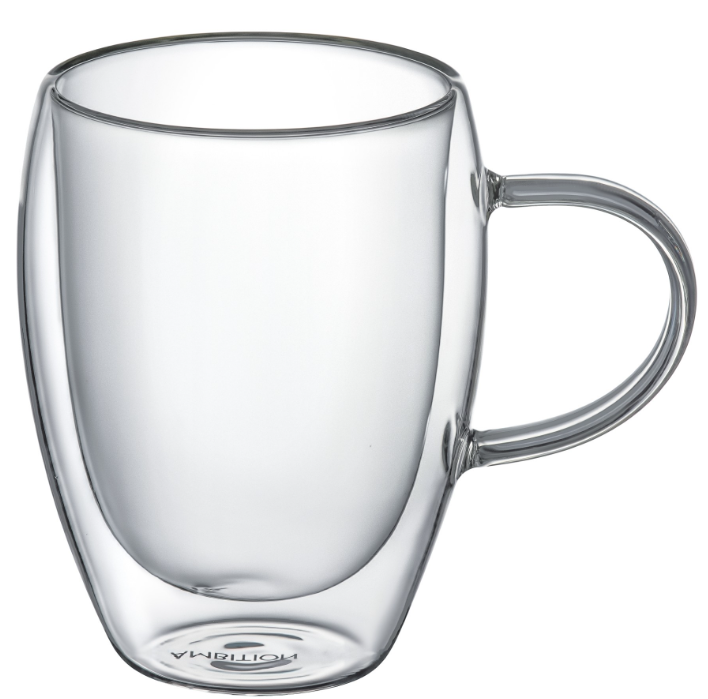 Przezroczysty, dwuścienny szklany kubek z uchwytem. Kubek jest pusty i stoi na białym tle.