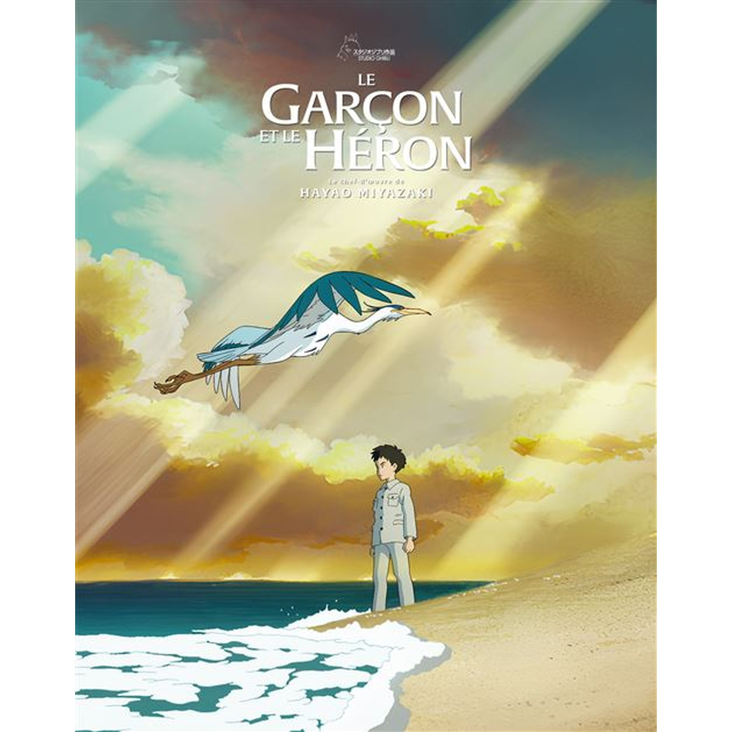 Een jongen op een strand. Een reiger vliegt. Tekst 'Le Garcon et le Heron' met Miyazaki's naam.