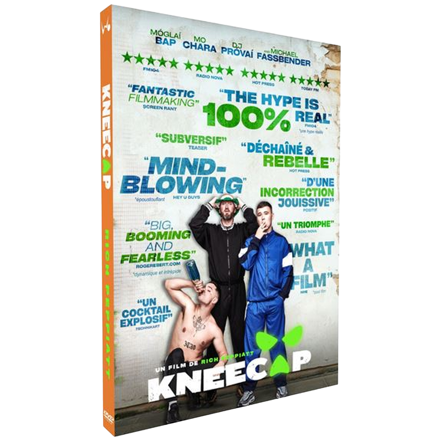 Couverture DVD du film 'Kneecap'. Comprend trois hommes, des citations et le titre du film. Couleurs : orange, bleu et blanc.