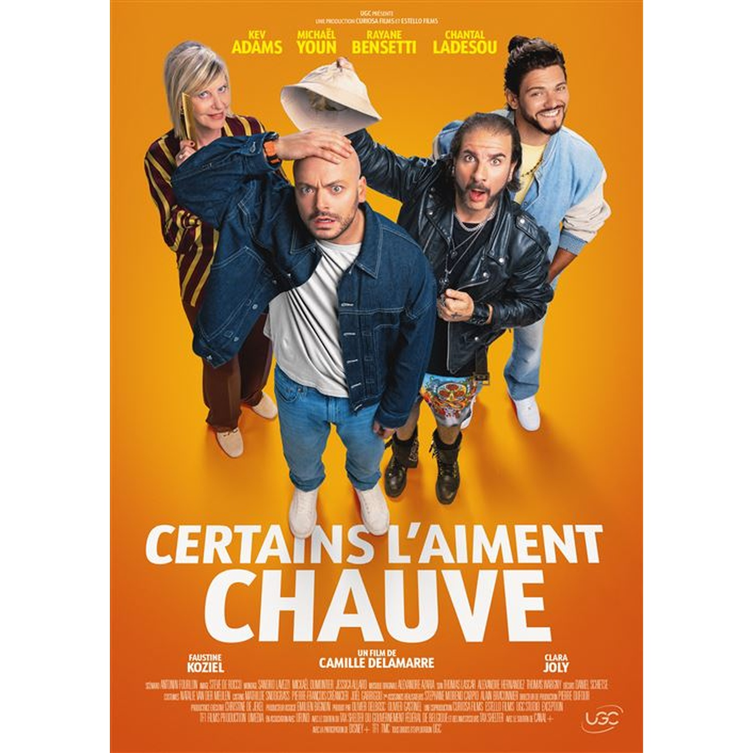 Affiche de film avec 5 personnes. Texte : 'Certains L'aiment Chauve'. La couleur principale est l'orange.