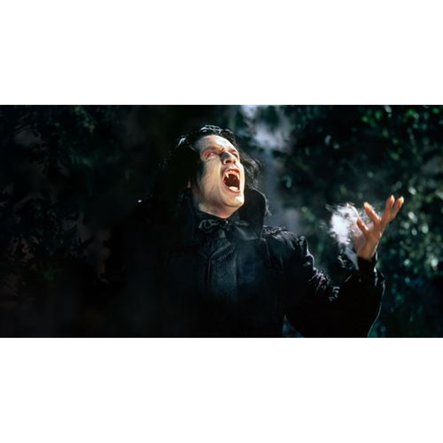 Une personne à la peau pâle et à la bouche ouverte, vêtue de noir, avec un fond sombre. De la fumée ou du brouillard entoure la personne.