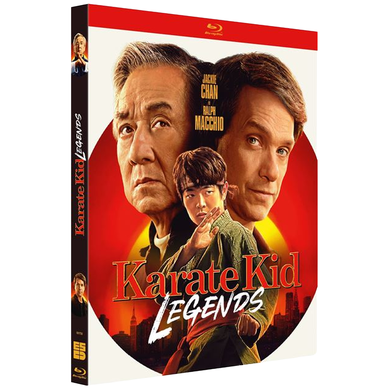 La couverture Blu-ray de Karate Kid Legends présente Jackie Chan, Ralph Macchio et un jeune homme. L'arrière-plan montre une ligne d'horizon.