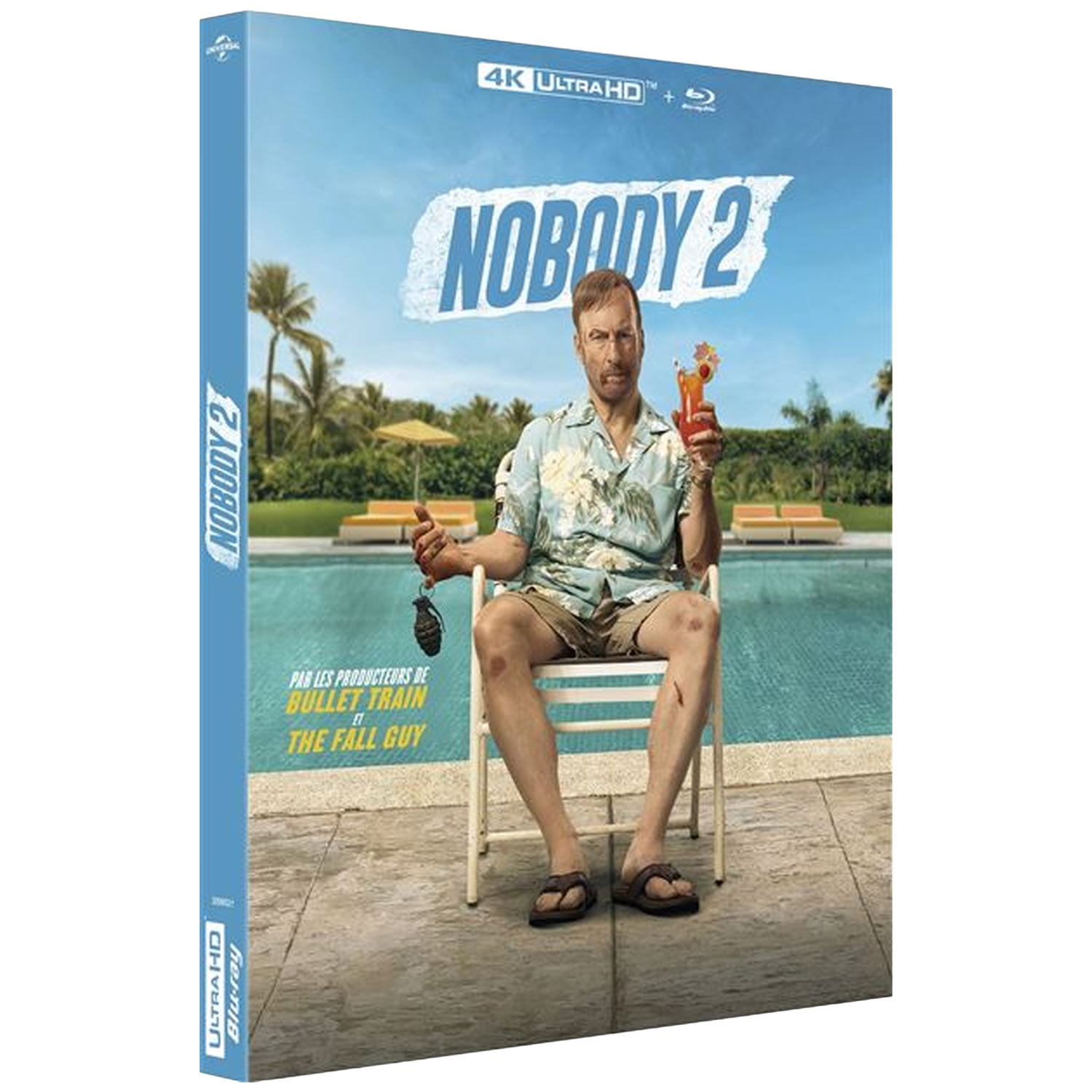 Man met granaat en cocktail bij zwembad. Filmcover voor 'Nobody 2'. Blauwe lucht, palmbomen op de achtergrond.
