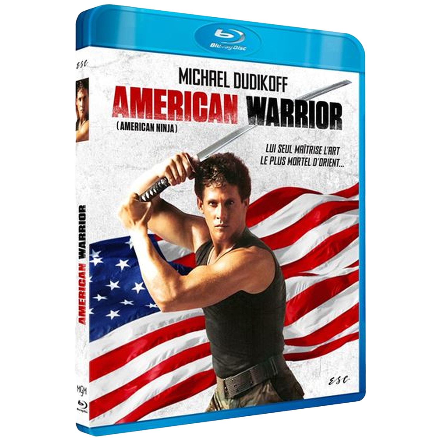 Blu-ray-hoes van 'American Warrior'. Acteur houdt zwaard vast voor Amerikaanse vlag. Titel en naam van acteur zichtbaar.