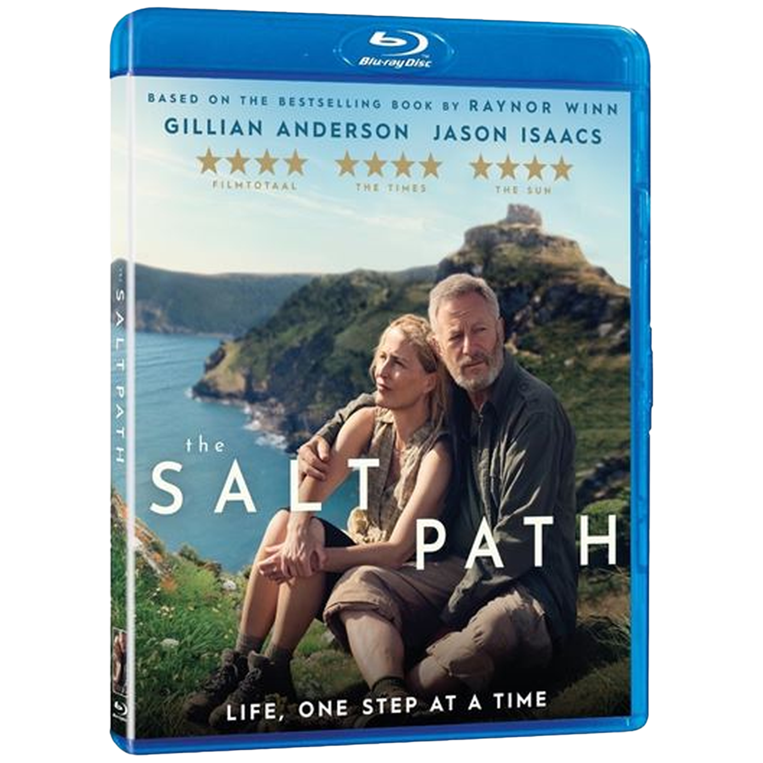 Couverture Blu-ray de 'The Salt Path'. Un couple assis sur une colline. La mer et un bâtiment en pierre en arrière-plan. Texte avec noms.