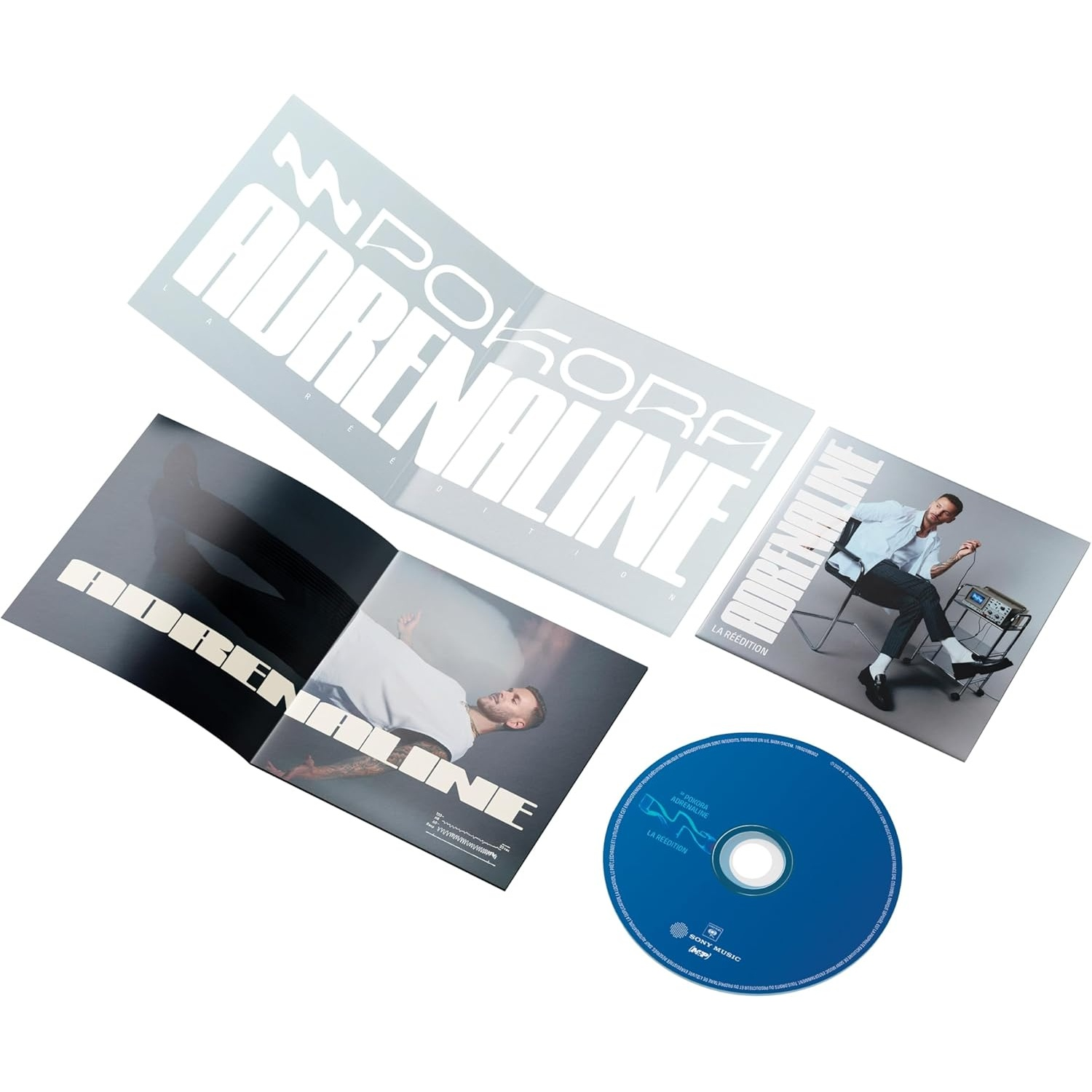 Albumhoes en cd van Pokora's Adrenaline. Toont een man op een stoel, album pagina's en een blauwe cd.
