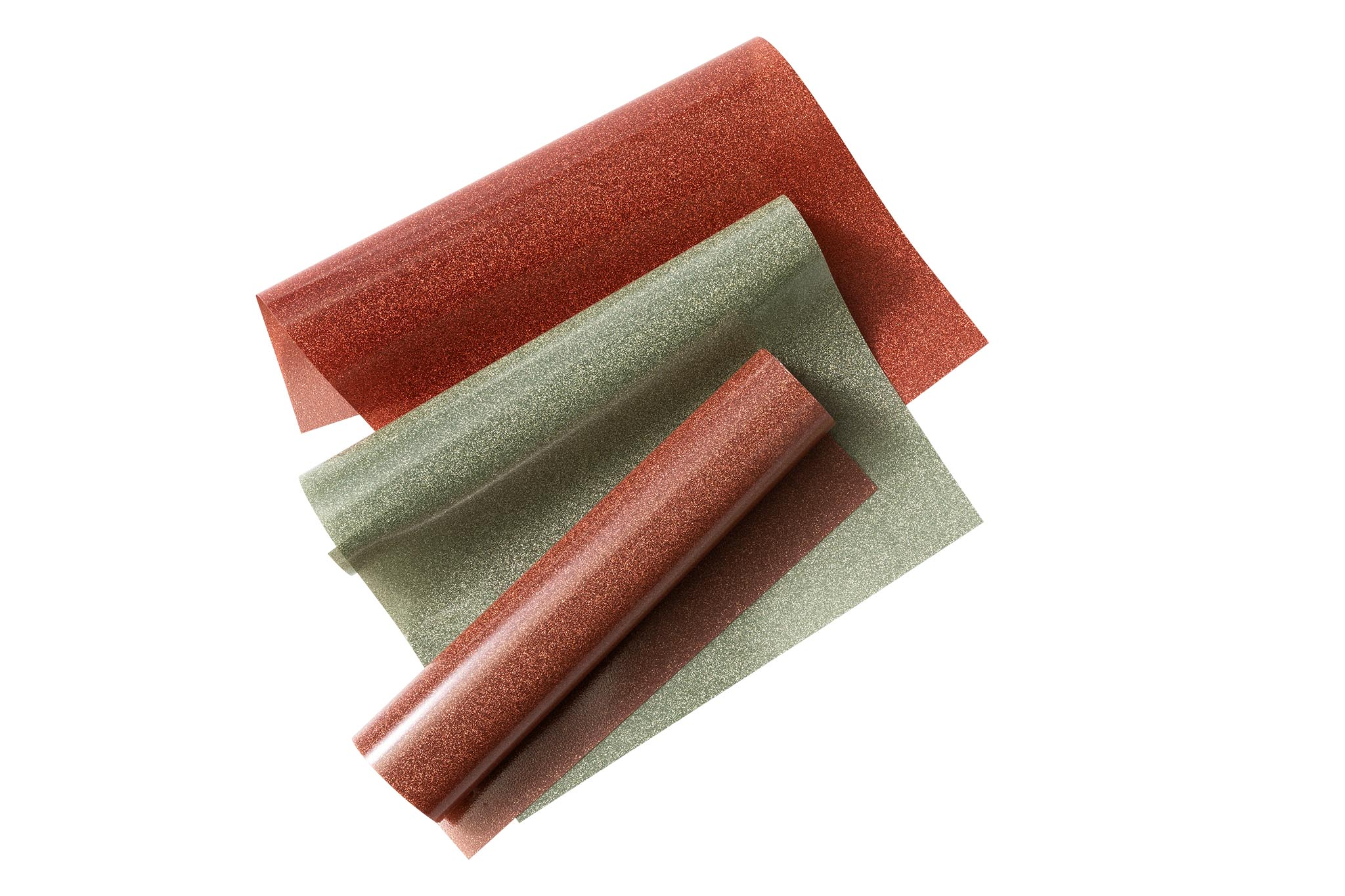 Drei Rollen glitzerndes Papier, rot, grün und braun, sind auf weißem Hintergrund angeordnet.