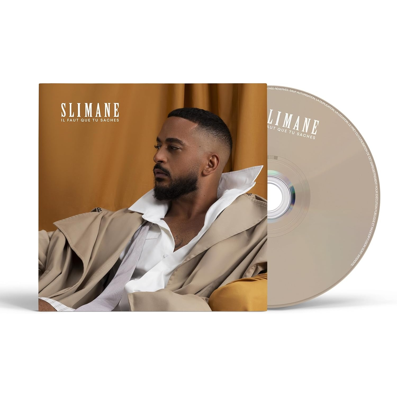 CD-hoes en schijf met Slimane. Hij draagt een beige jas en wit overhemd. De hoes zegt "Il Faut Que Tu Saches".