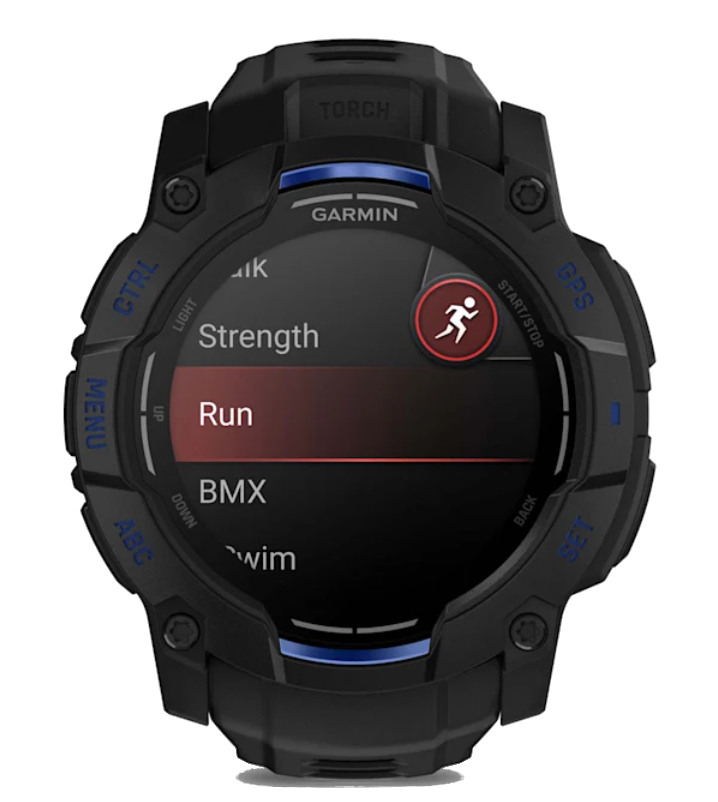 Czarny zegarek Garmin wyświetla opcję 'Run' podświetloną na ekranie, z wymienionymi innymi aktywnościami. Przyciski są oznaczone.