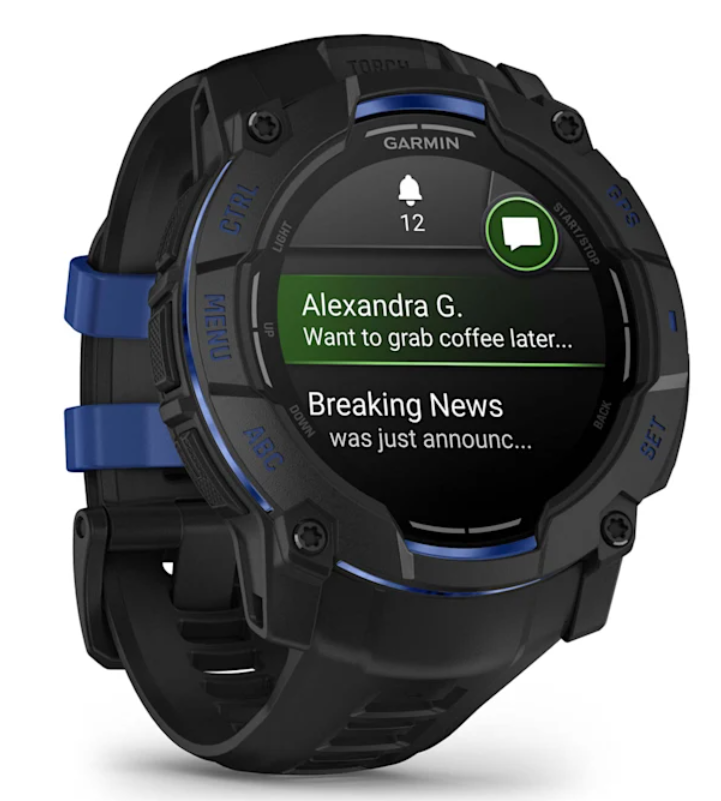 Czarny smartwatch Garmin wyświetla wiadomości: Alexandra G. chce kawę i wiadomości. Ma niebieskie akcenty i przyciski.