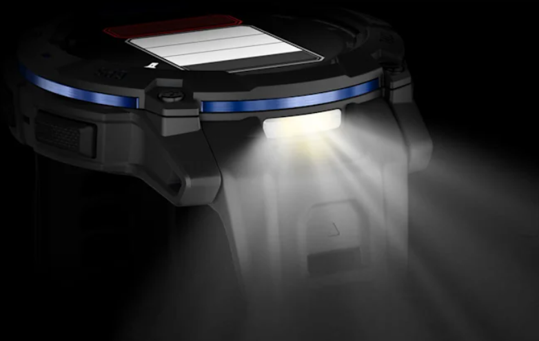 Zbliżenie czarnego smartwatcha z wiązką światła emanującą z niego. Zegarek ma niebieski pasek i ekran.