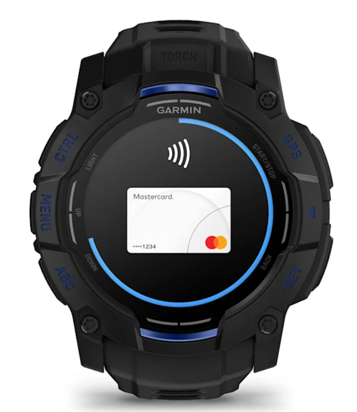 Czarny smartwatch Garmin z ekranem płatności Mastercard. Posiada przyciski i etykiety tekstowe wokół ekranu.
