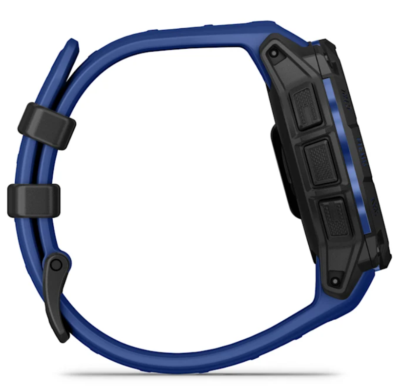 Niebieski smartwatch z czarną obudową i detalami paska pokazany jest pod kątem. Przyciski są widoczne z boku zegarka.