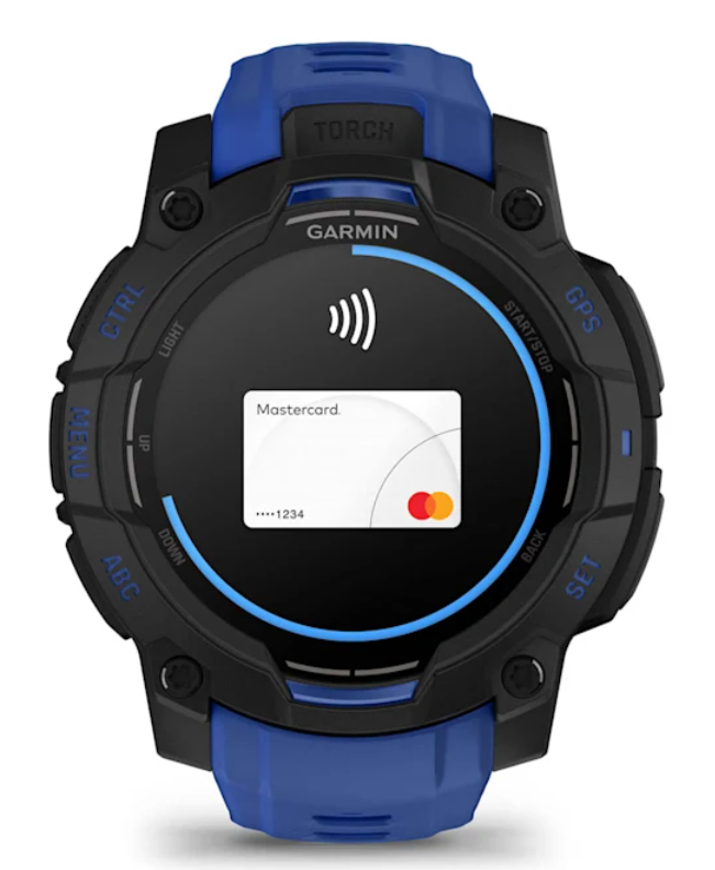 Smartwatch Garmin pokazujący transakcję Mastercard. Zegarek jest czarny i niebieski z różnymi przyciskami i ikoną płatności zbliżeniowej.