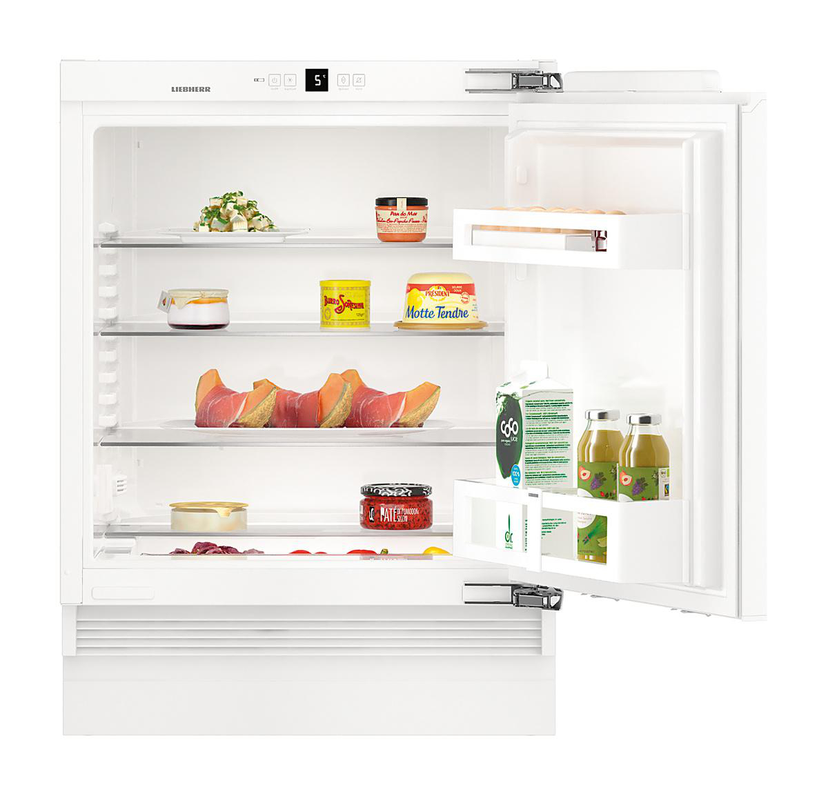 Offener Kühlschrank voller Lebensmittel: Käse, Schinken, Pastete, Saft und andere Artikel. Weißer Innenraum mit Regalen.