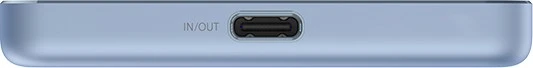 Egy kék eszköz közeli képe USB-C porttal. A port "IN/OUT" felirattal van ellátva.