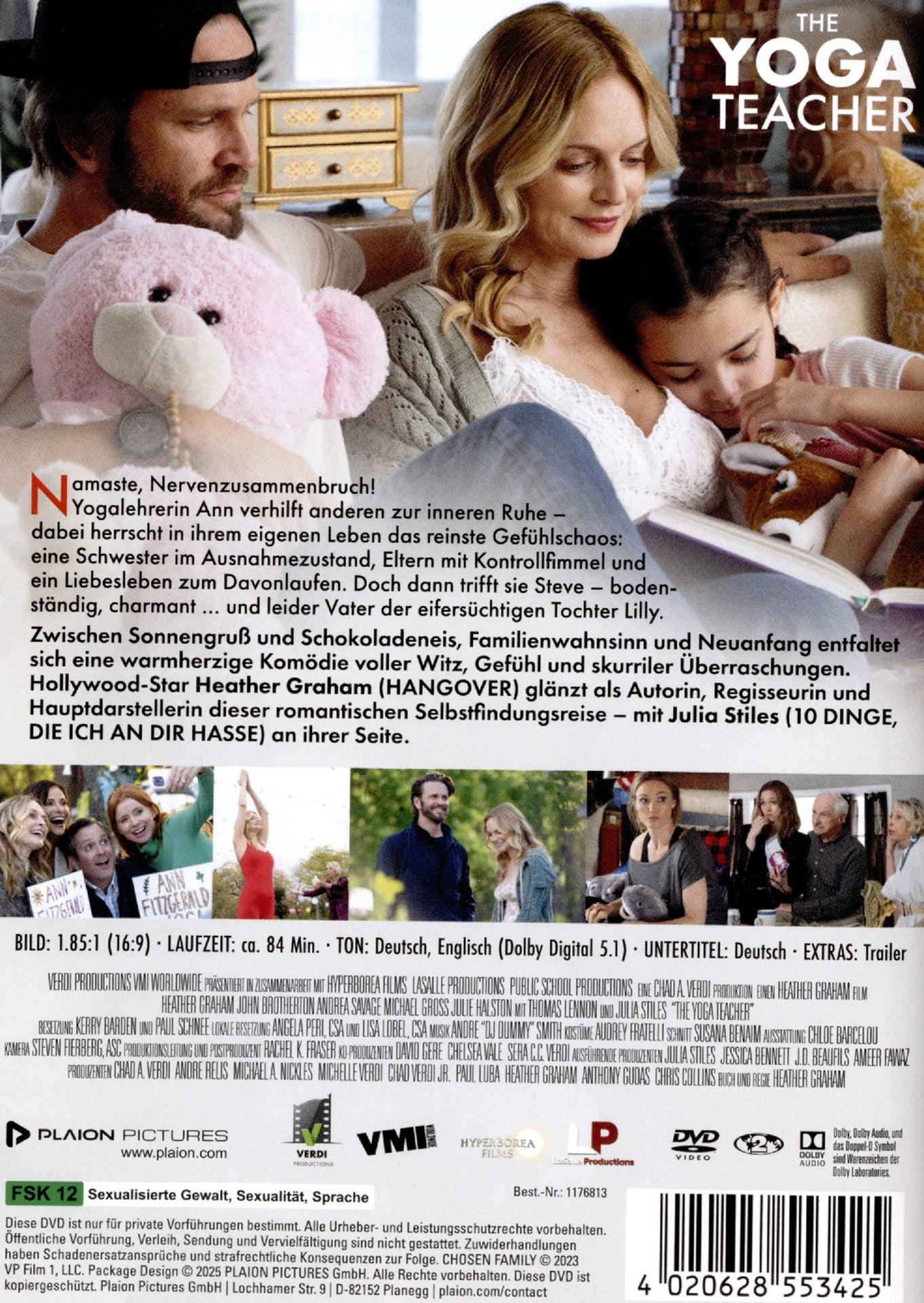 Ein Filmplakat mit einer Familie. Eine Frau und ein Mädchen umarmen sich. Ein Mann hält einen rosa Teddybären.