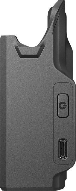 Vue latérale d'un appareil gris foncé. Il possède un bouton d'alimentation, un port USB-C et une surface texturée.
