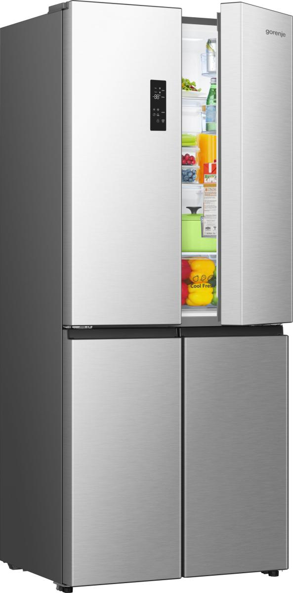 Ein silberner Gorenje-Kühlschrank mit geöffneten Türen, der Lebensmittel im Inneren zeigt. Die Gefriertüren sind geschlossen.