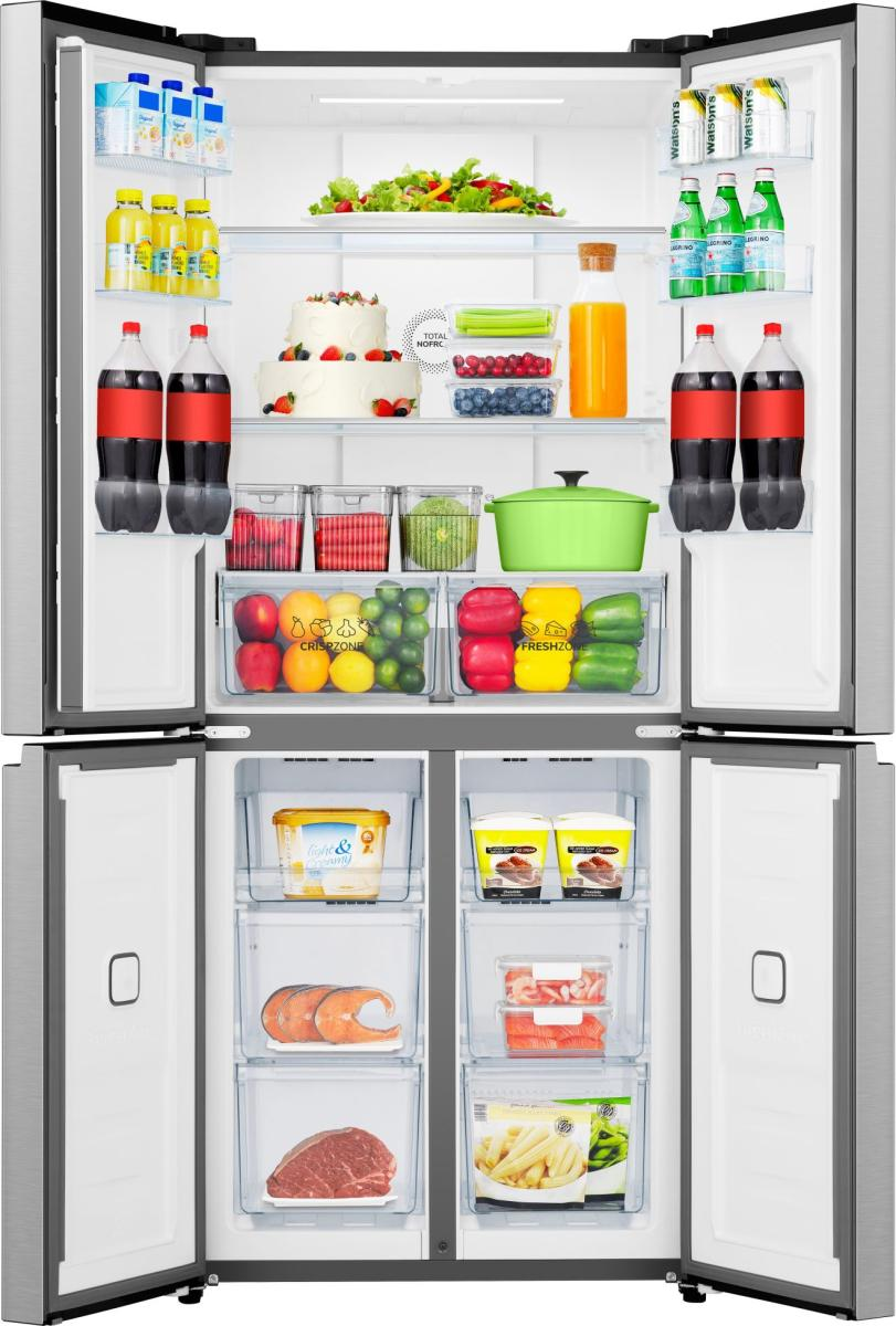 Offener Kühlschrank voller Lebensmittel: Getränke, Kuchen, Obst, Gemüse und andere Lebensmittel.