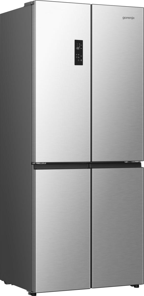 Ein Edelstahl-Gorenje-Kühlschrank mit vier Türen. Er hat eine digitale Anzeige und das Logo der Marke ist auf der rechten Tür.
