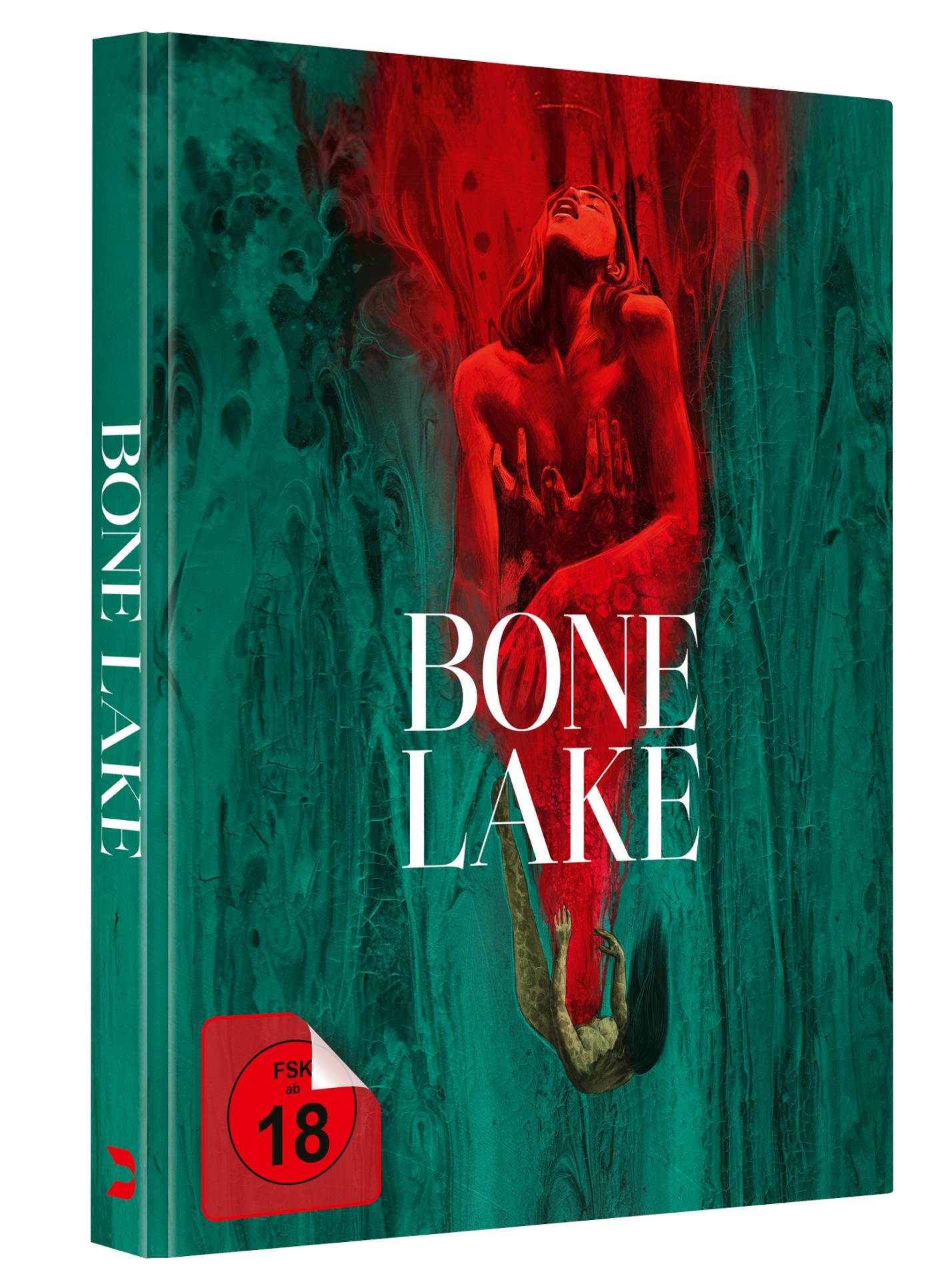 Cover-Art für 'Bone Lake'. Rote Figur vor grünem Hintergrund. Der Titel ist weiß. Ein FSK-18-Aufkleber ist vorhanden.