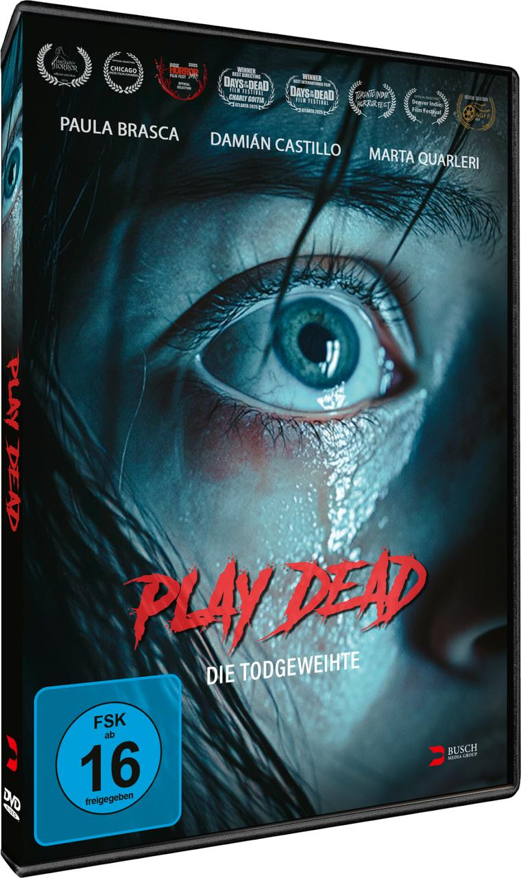 DVD-Cover für 'Play Dead'. Ein Nahaufnahme eines weinenden Auges dominiert, mit dem Filmtitel in Rot. Auszeichnungen und Credits sind sichtbar.