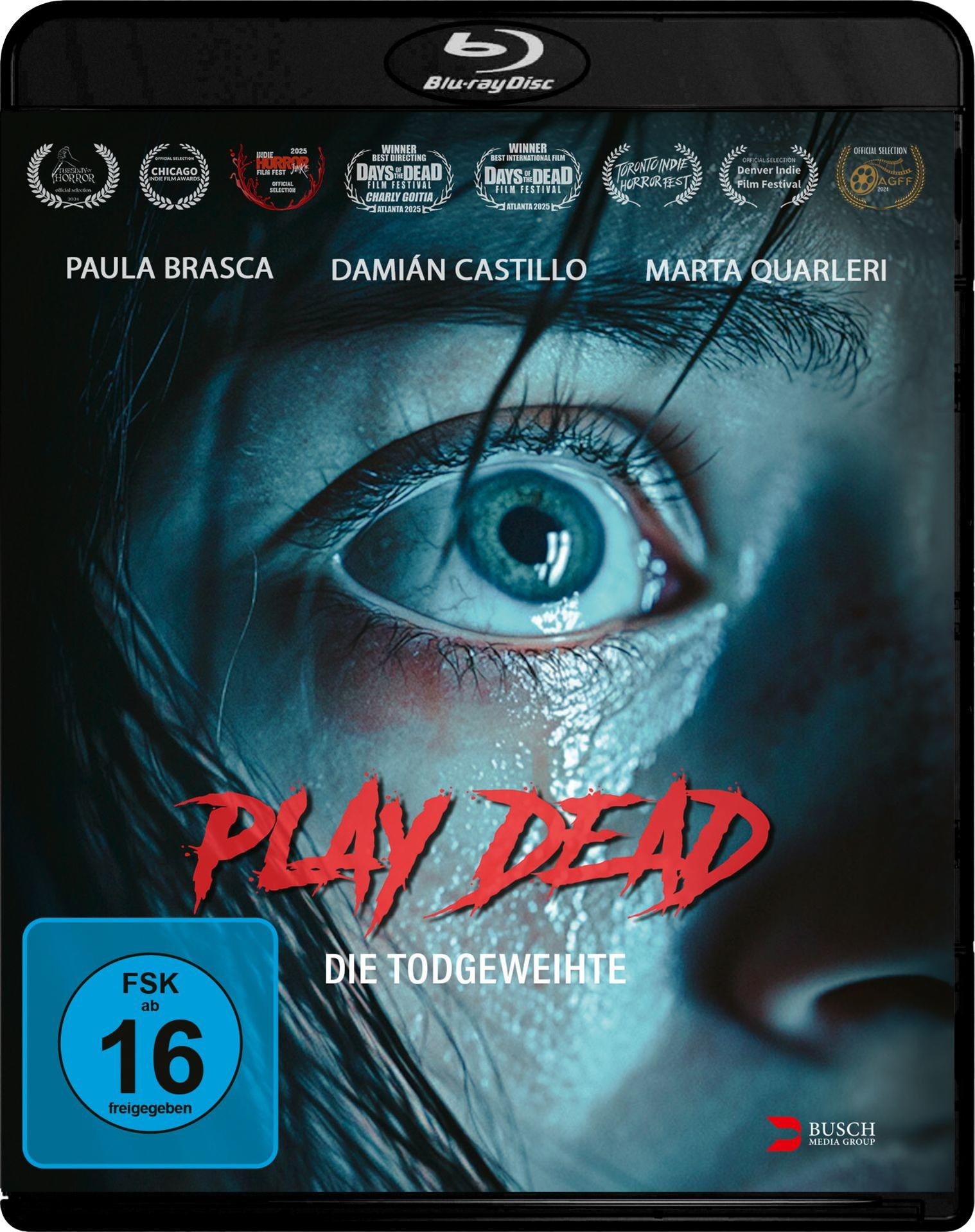Blu-ray-Cover mit Nahaufnahme eines Auges. Der Titel 'Play Dead' ist rot, zusammen mit anderem Text und Logos.
