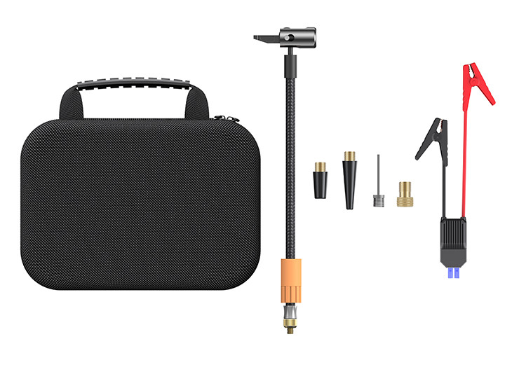 Czarna walizka, pompka powietrza i różne nasadki ułożone na białym tle. Zawiera kable rozruchowe.