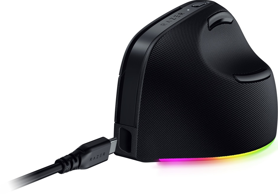 Mouse ergonomico Razer nero. Cavo USB-C collegato. Logo Razer visibile. Luci RGB alla base.