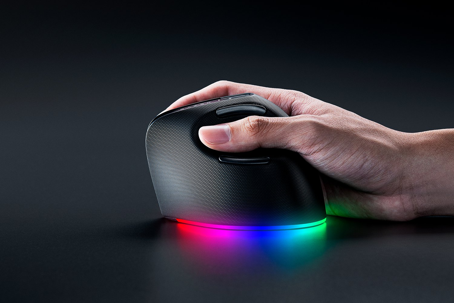 Una mano tiene un mouse ergonomico nero con illuminazione RGB alla base. Lo sfondo è una sfumatura scura.