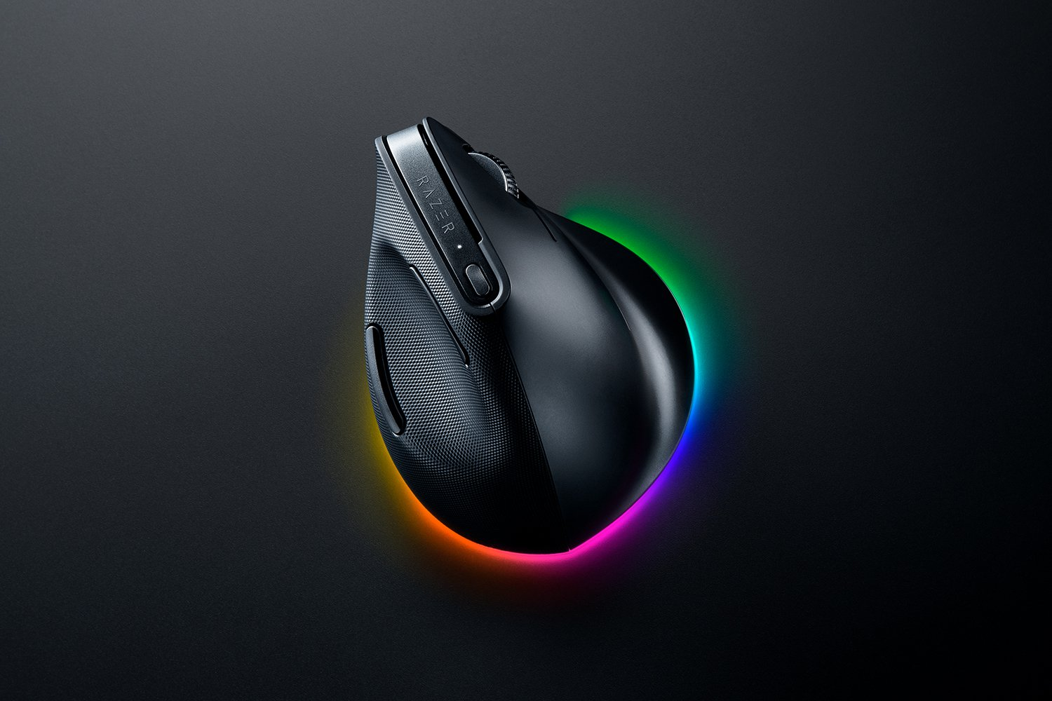 Mouse Razer nero con illuminazione RGB su sfondo scuro. Il mouse è ergonomico, con impugnatura e pulsanti.