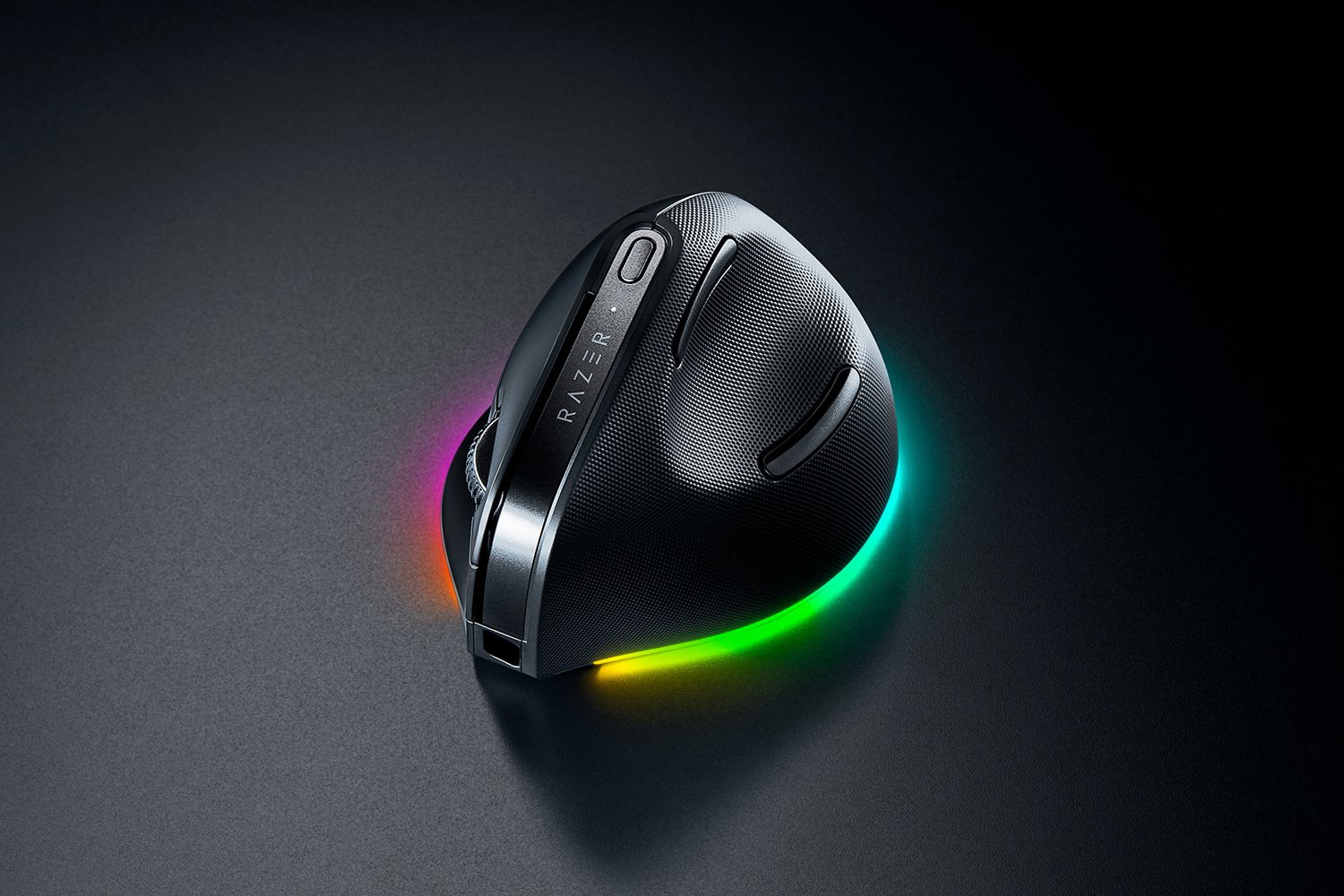 Mouse ergonomico Razer nero con illuminazione RGB su una superficie scura. Il mouse ha una superficie testurizzata e il logo Razer.