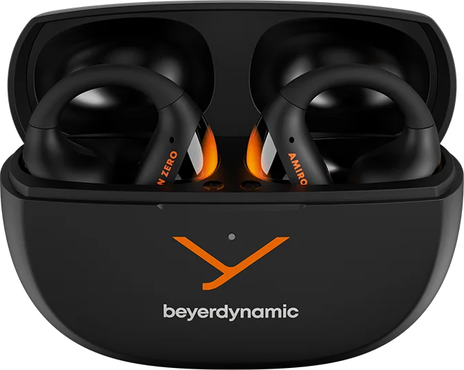 Écouteurs noirs dans un étui de chargement. L'étui a un logo orange et la marque 'beyerdynamic'. Les écouteurs ont des accents orange.