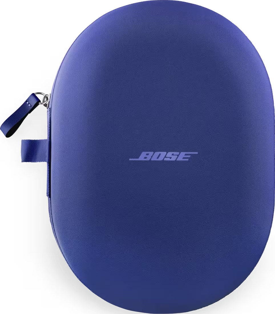 Un étui bleu ovale pour casque Bose. Il a une poignée, une fermeture éclair et le logo Bose. Le fond est sombre.