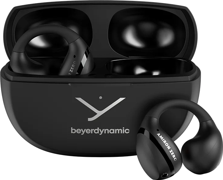 Schwarze Beyerdynamic-Ohrhörer in einem Ladekoffer. Ein Ohrhörer befindet sich außerhalb des Koffers. Der Koffer hat ein Logo.