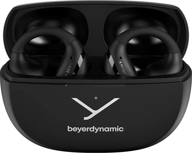 Schwarze Beyerdynamic-Ohrhörer in einem schwarzen Ladecase. Das Case ist geöffnet und zeigt die Ohrhörer. Das Markenlogo ist sichtbar.