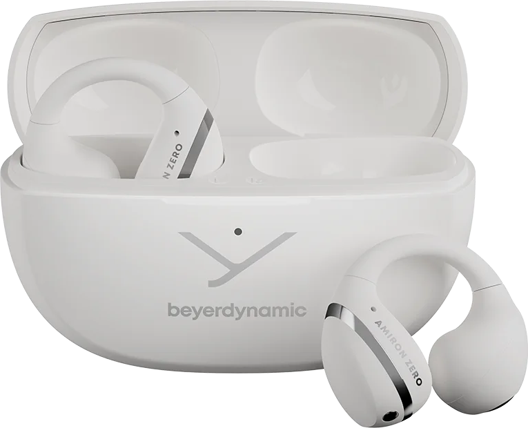Weiße kabellose Ohrhörer mit Ladecase. Ein Ohrhörer ist separat. Das Case hat das Beyerdynamic-Logo.