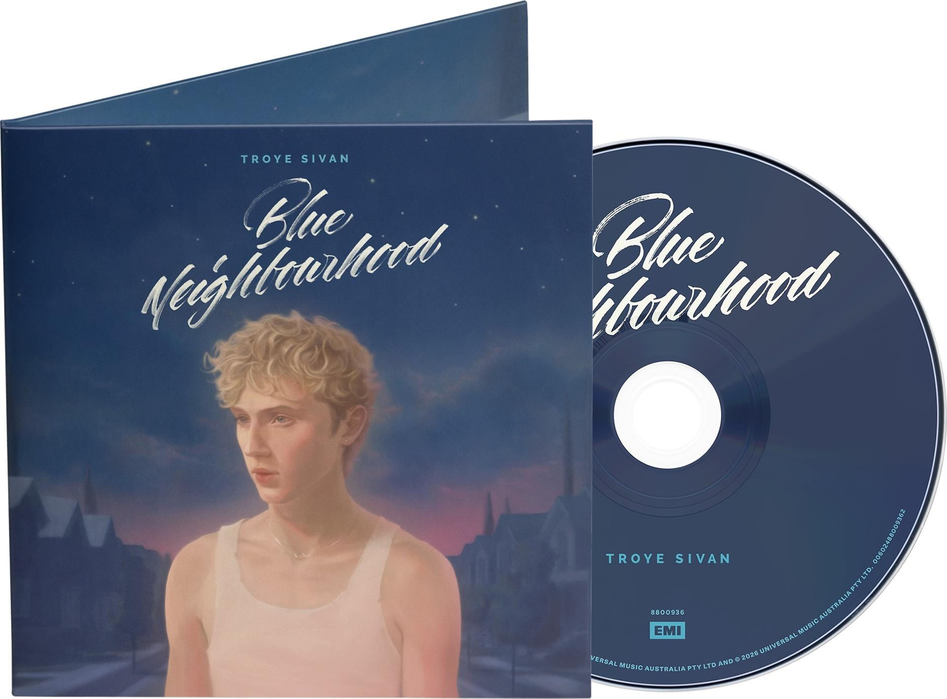 Albumcover für Troye Sivans 'Blue Neighbourhood'. Enthält ein Porträt, eine CD und Albumkunst mit Albumtitel und Künstlername.