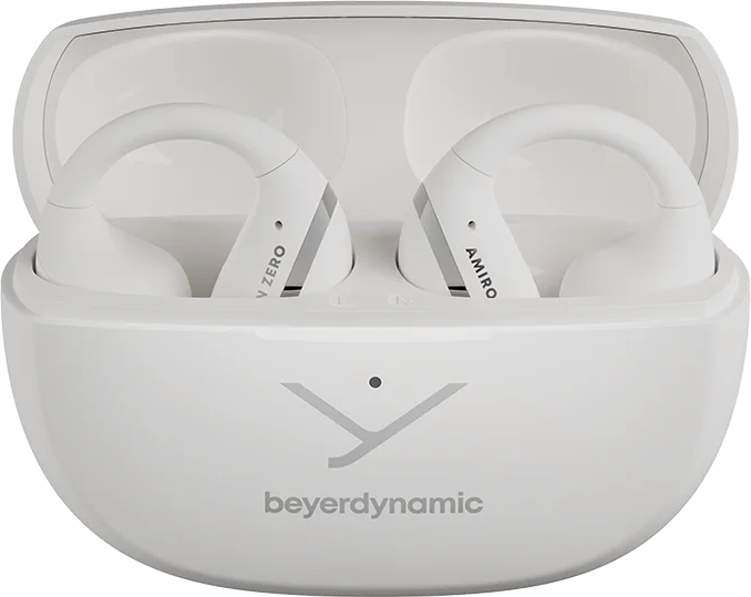 Weiße kabellose Ohrhörer in einem Ladecase. Das Case ist geöffnet und zeigt die Ohrhörer. Markenname 'beyerdynamic' unten.
