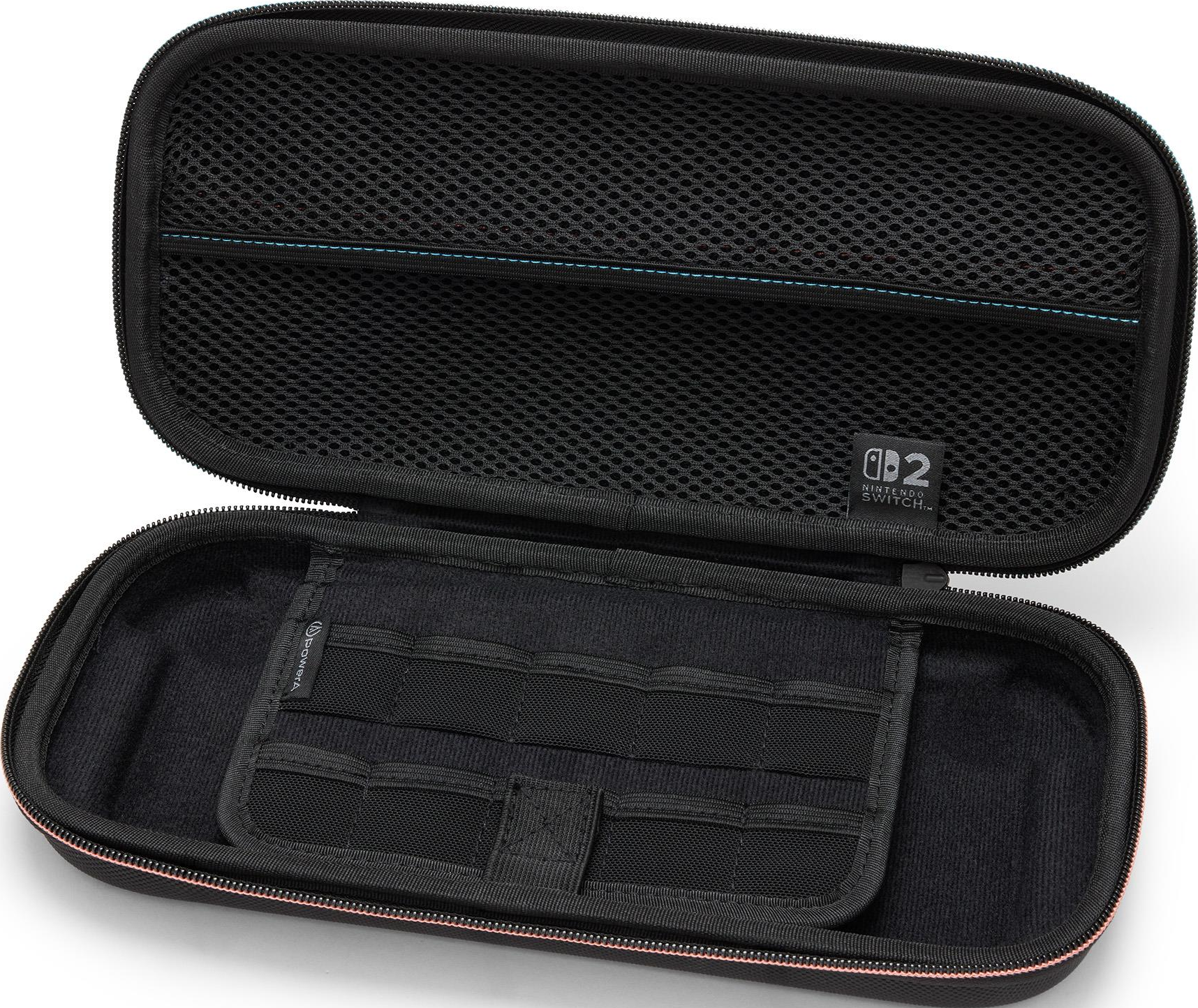 Custodia Nintendo Switch nera aperta. All'interno, una tasca a rete, tasche portaoggetti e una cerniera rosa.