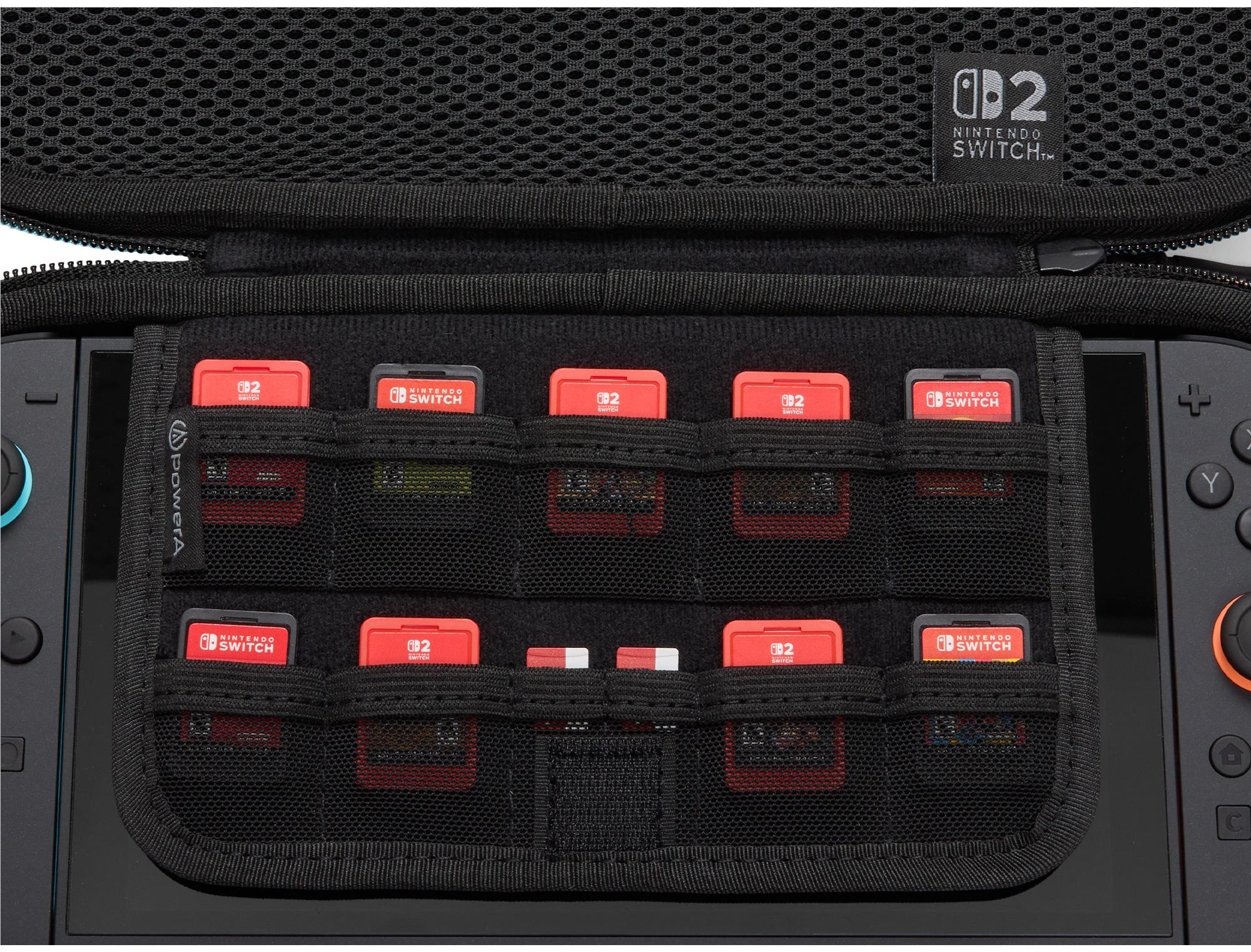 Una custodia nera per Nintendo Switch con cartucce di gioco visibili. La custodia ha tasche e i controller Switch sono ai lati.