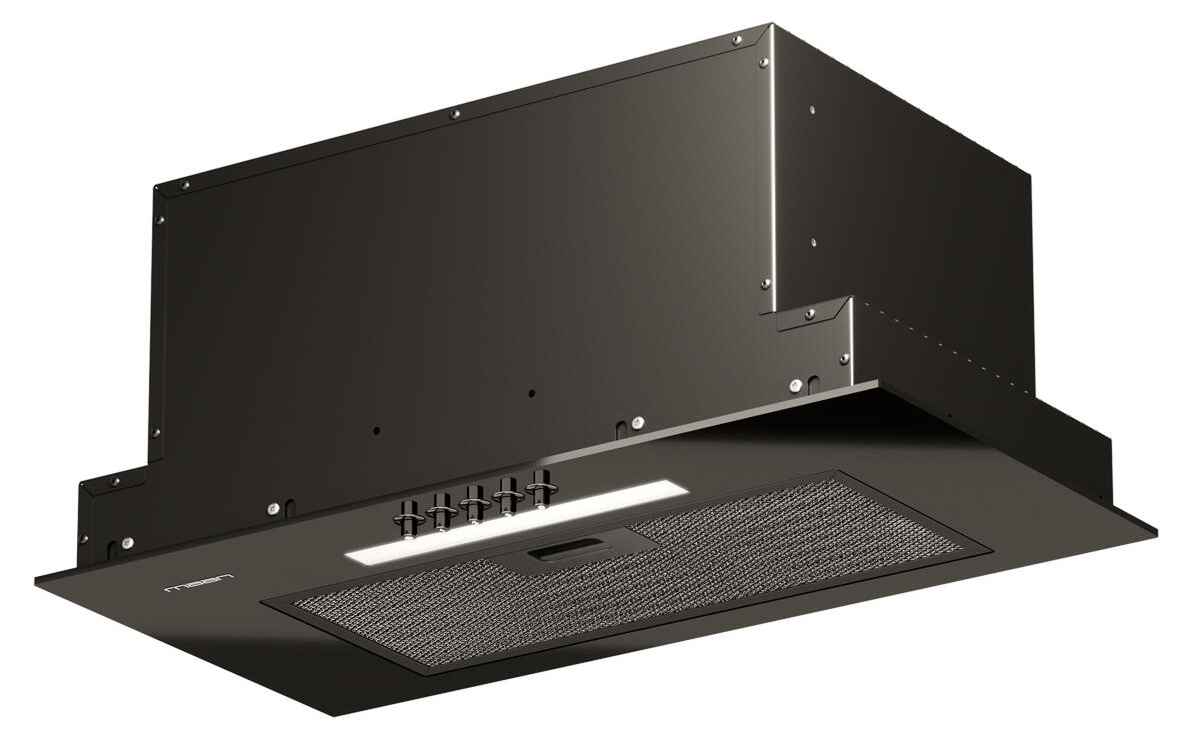 Czarny okap kuchenny. Posiada filtr siatkowy, pokrętła sterowania i wbudowane światło. Tło jest białe.