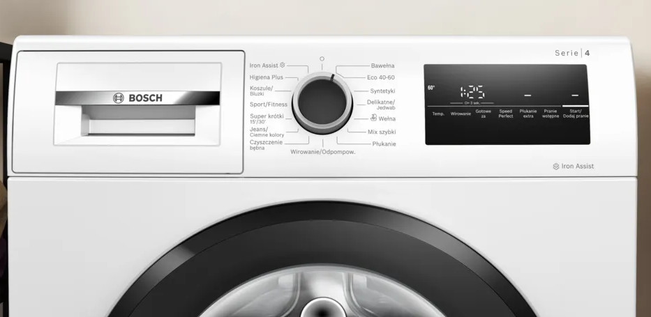 Biała pralka Bosch z panelem sterowania i czarnymi drzwiami. Panel posiada pokrętło i wyświetlacz cyfrowy.