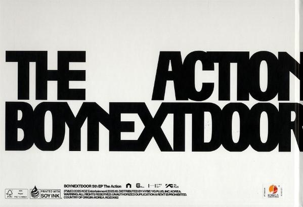 Das Albumcover zeigt den Text: THE ACTION BOYNEXTDOOR in großen schwarzen Buchstaben auf weißem Hintergrund.