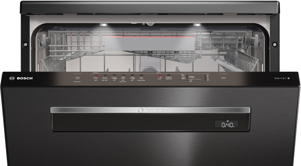 Açık Bosch Serie 6 bulaşık makinesi, iç raflar, kontrol paneli, dijital ekran ve koyu metalik kaplama. Kapı hafif aralık.