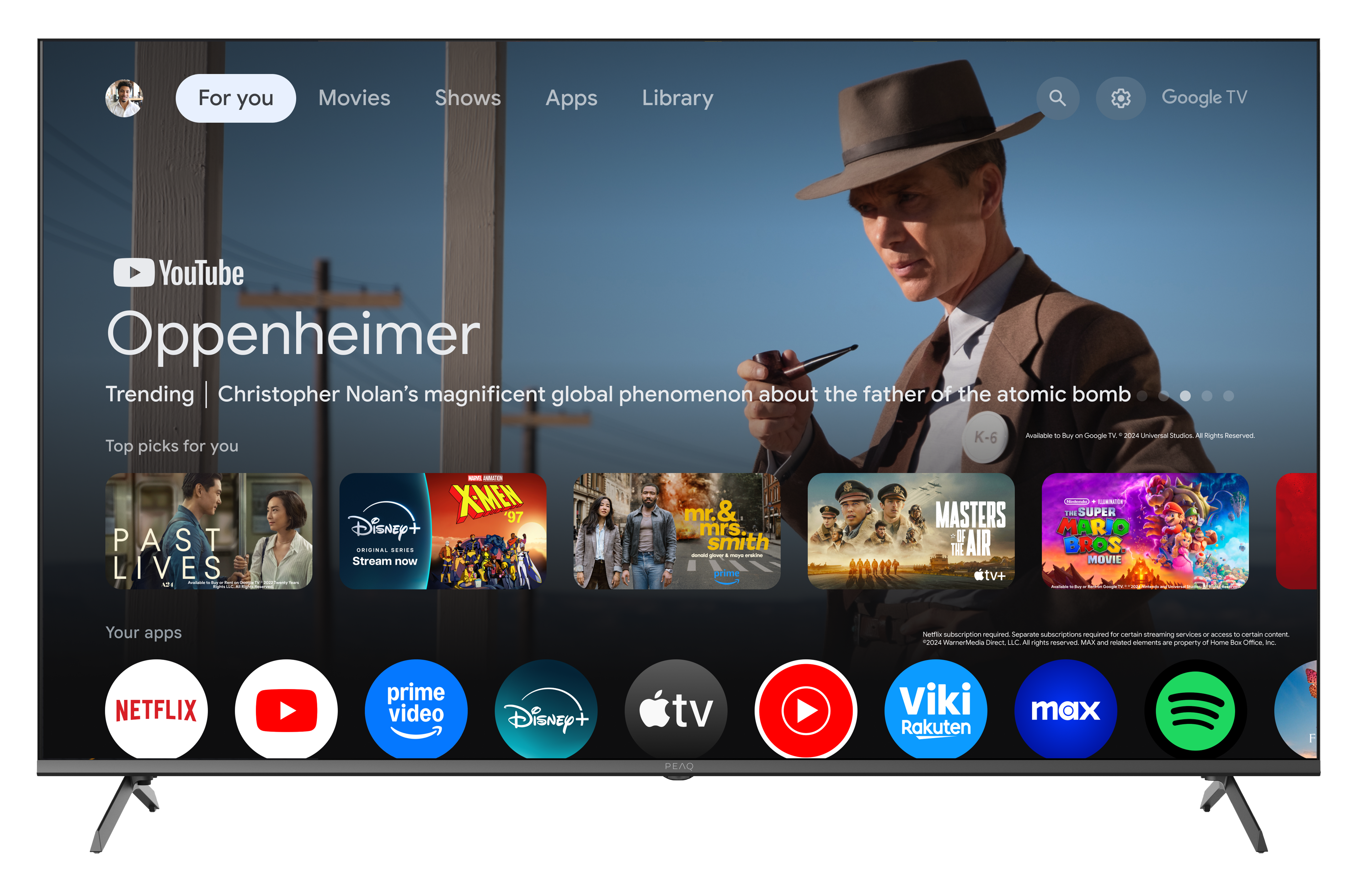 TV-Bildschirm mit dem Film 'Oppenheimer'. Zu den Merkmalen gehören Apps wie Netflix, Disney+ und YouTube sowie ein Mann mit Hut.